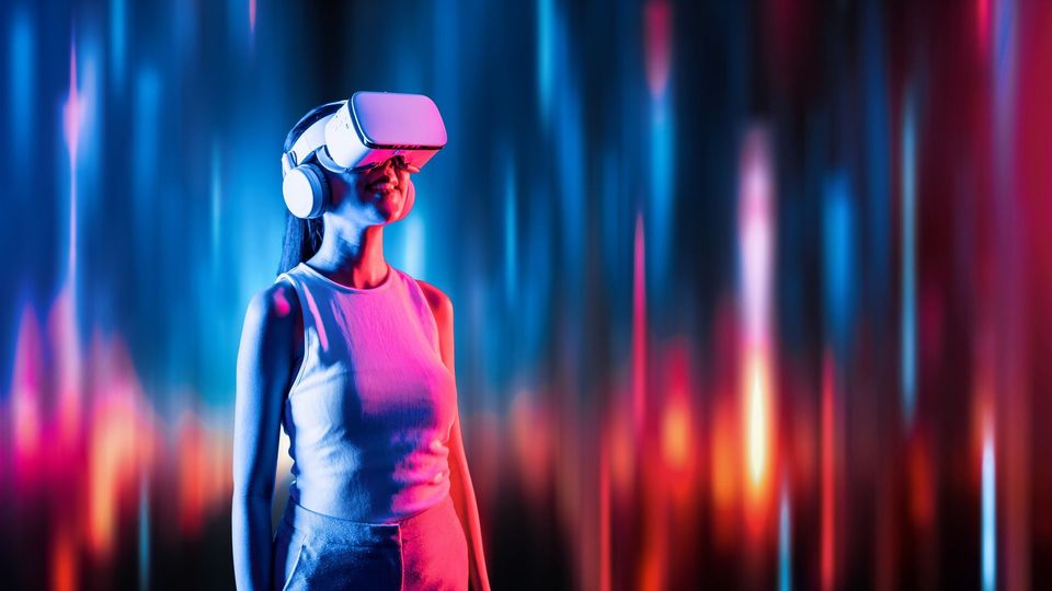 Virtual reality is one of the latest hypnotherapy trends for 2025